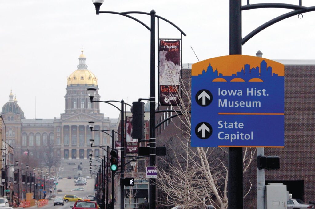 Directional sign in downtown Des Moines, with arrows pointing to the Iowa History Museum and State Capitol.